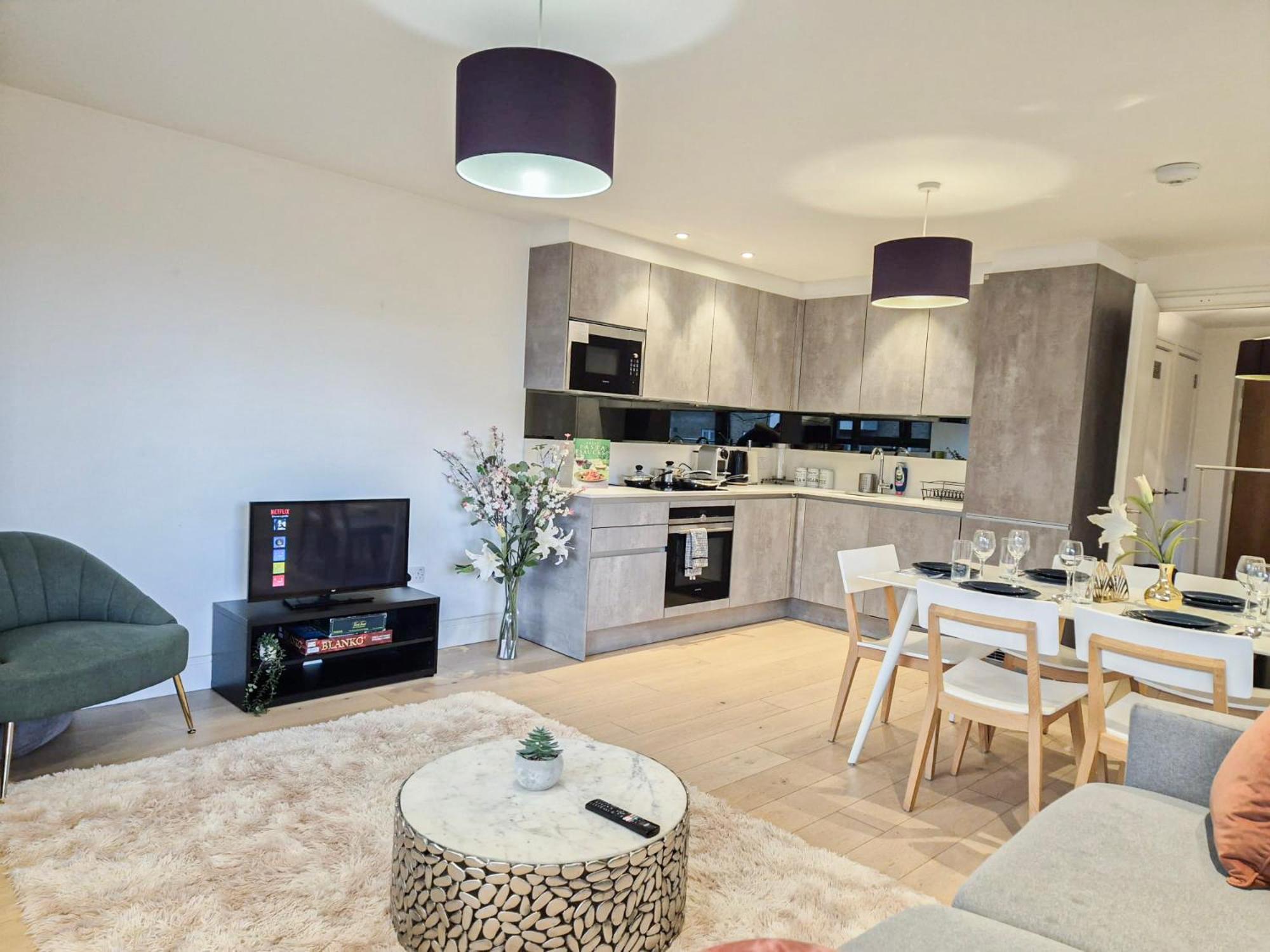 Modern & 3bedroom Flat With Pvt Balcony Steps From Regent's Park Appartamento